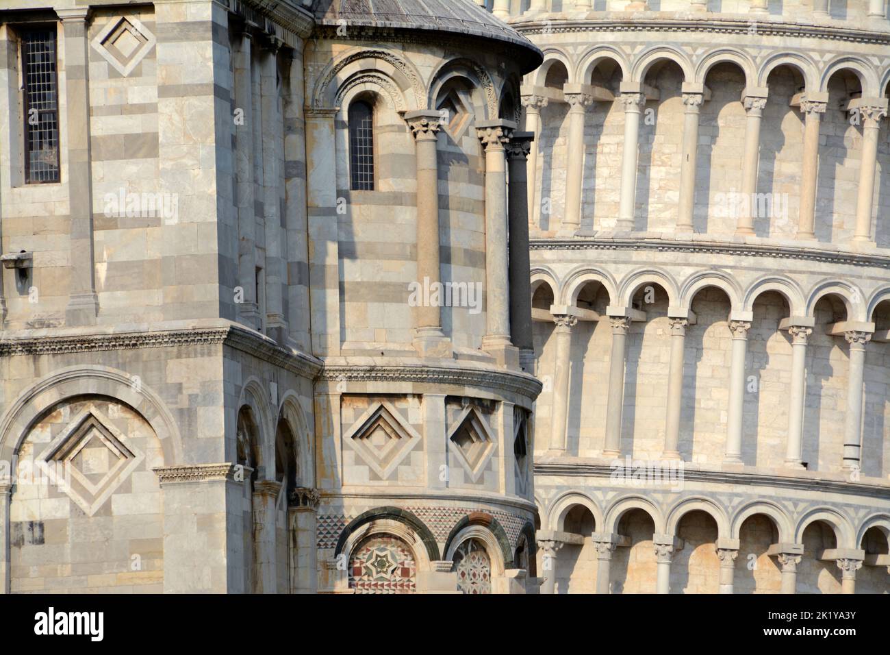 La tour de Pise est le clocher de la cathédrale de Santa Maria Assunta, sur la célèbre Piazza Miracoli. Banque D'Images