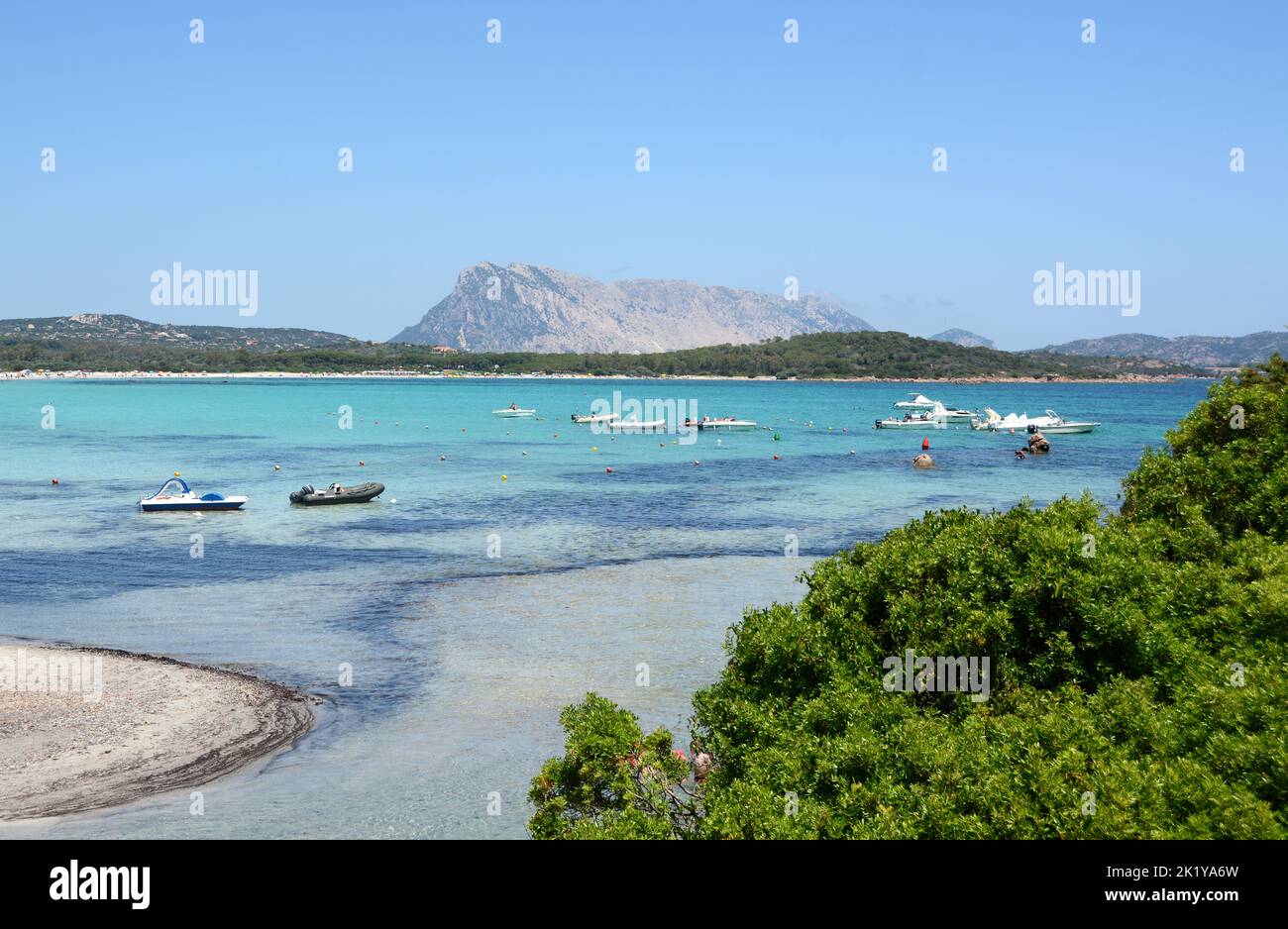 La majesté de l'île de Tavolara en Sardaigne qui s'élève à 565 mètres de la mer. Banque D'Images