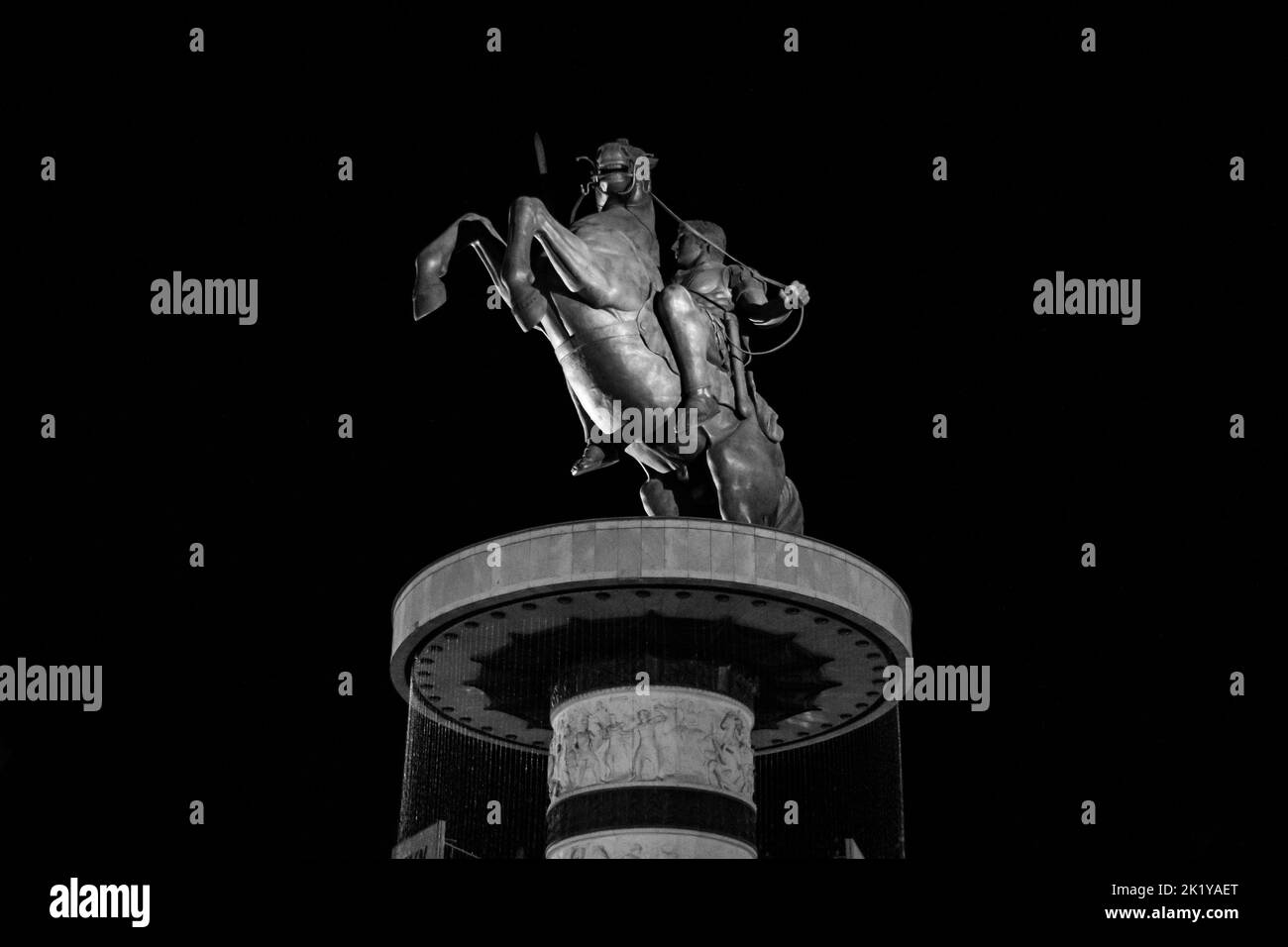 Fontaine sur la place de Macédoine, Skopje, et statue du guerrier sur le cheval, ressemblant à Alexandre le Grand. Monument controversé en Macédoine du Nord. Banque D'Images