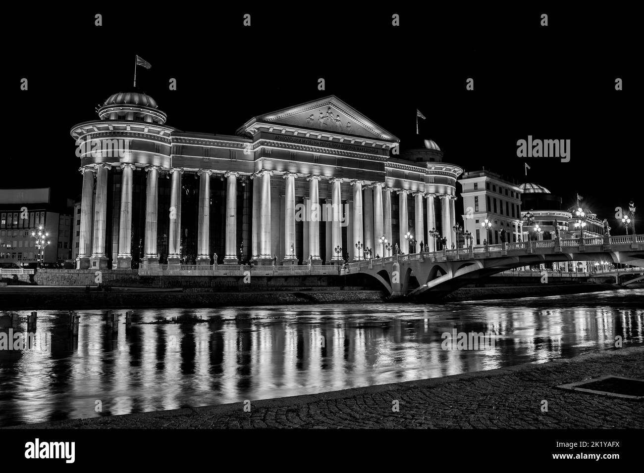 Le Musée archéologique de la République de Macédoine, construit dans un style néo-classique, Skopje, Macédoine du Nord. À côté de la rive de la rivière Vardar la nuit. Banque D'Images