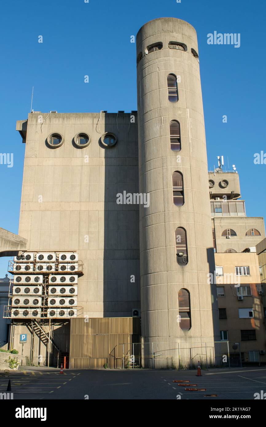 Caractéristiques du bureau central de poste à Skopje, en Macédoine du Nord, exemple de Brutalisme en architecture, ou bâtiment en béton brutaliste en ex-Yougoslavie Banque D'Images