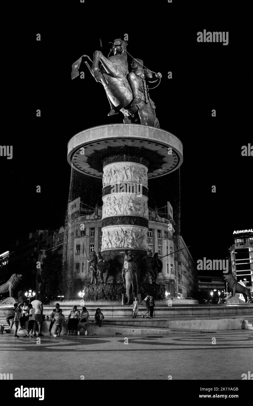 Fontaine sur la place de Macédoine, Skopje, et statue du guerrier sur le cheval, ressemblant à Alexandre le Grand. Monument controversé en Macédoine du Nord. Banque D'Images