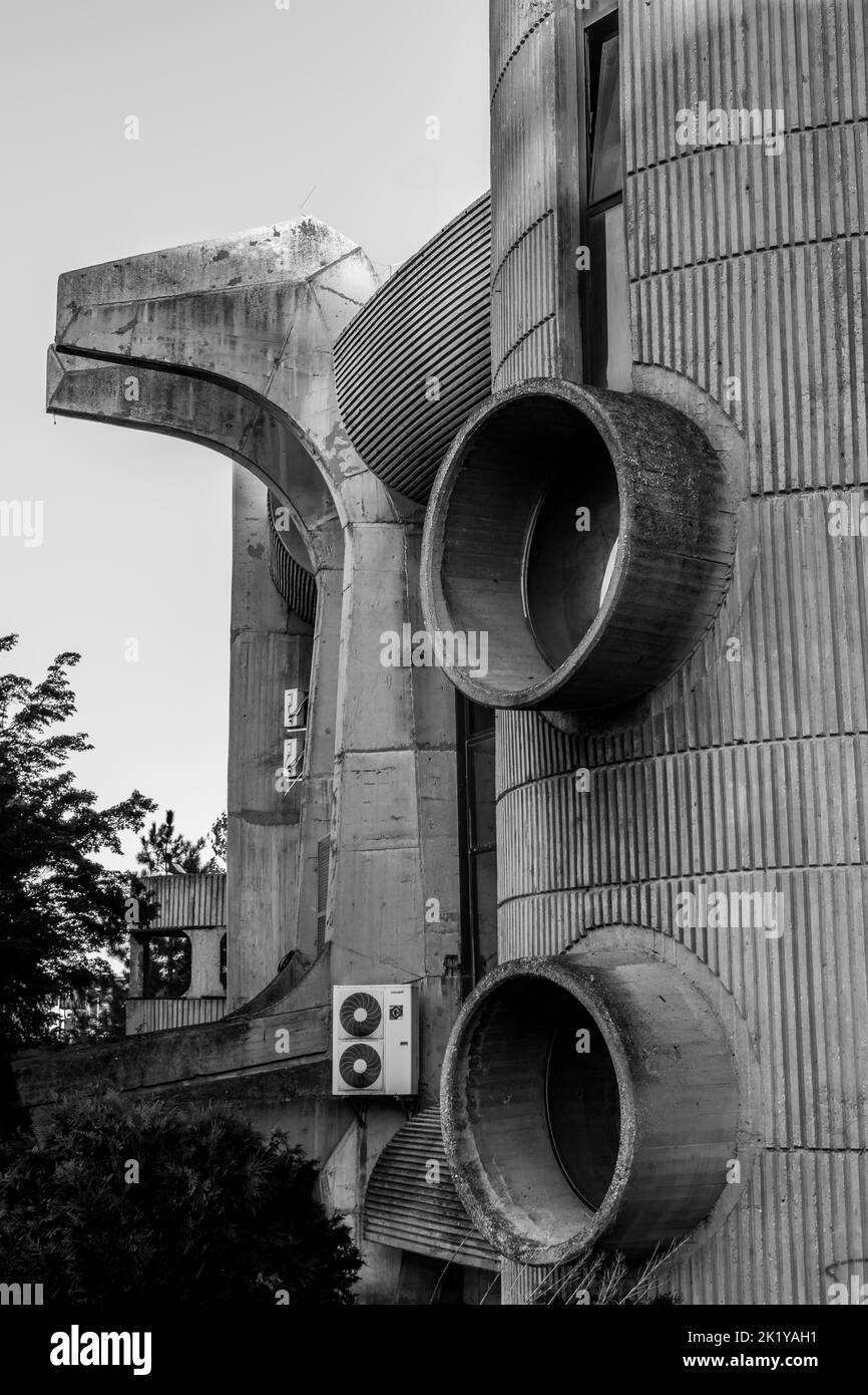 Caractéristiques du bureau central de poste à Skopje, en Macédoine du Nord, exemple de Brutalisme en architecture, ou bâtiment en béton brutaliste en ex-Yougoslavie Banque D'Images