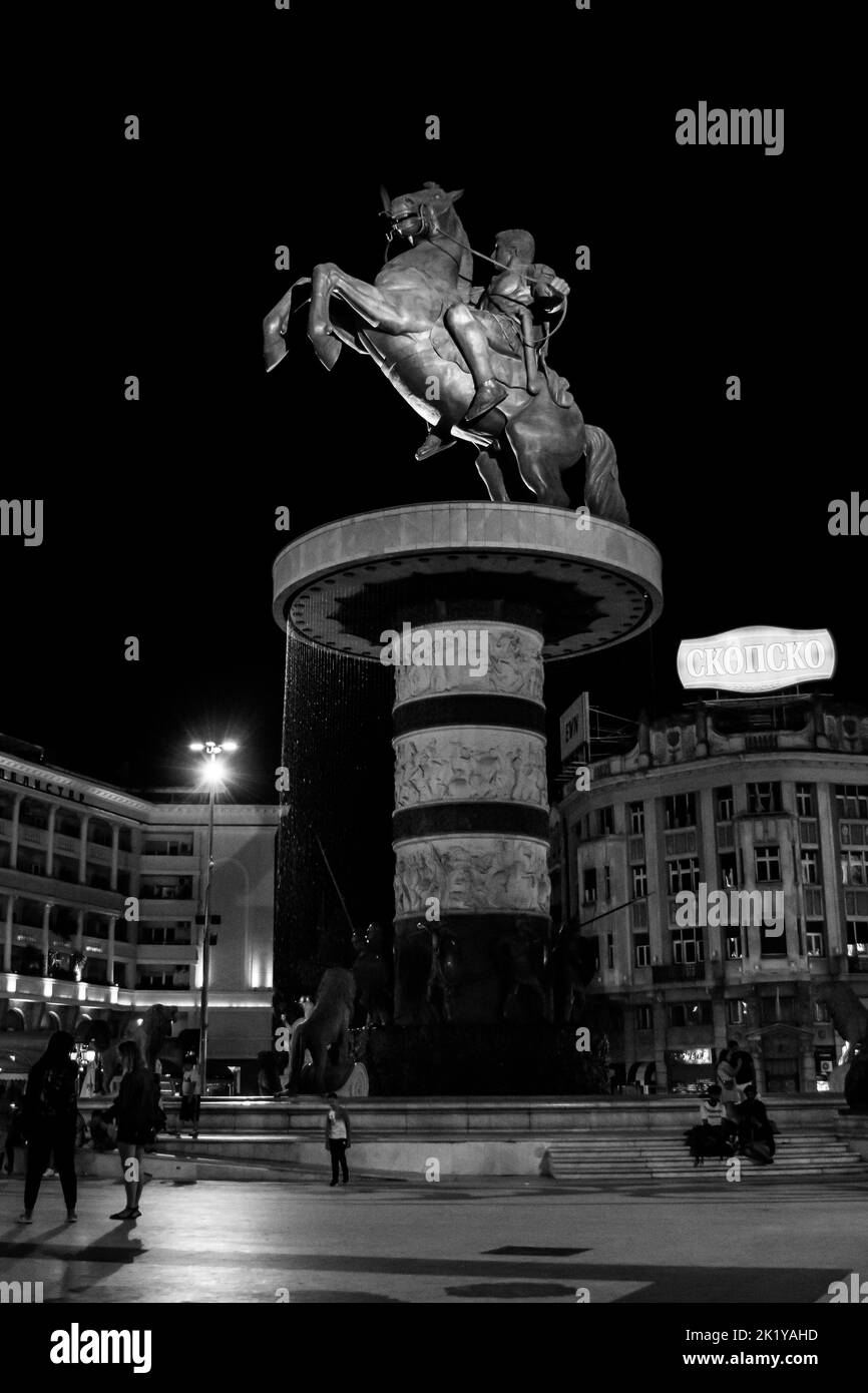 Fontaine sur la place de Macédoine, Skopje, et statue du guerrier sur le cheval, ressemblant à Alexandre le Grand. Monument controversé en Macédoine du Nord. Banque D'Images