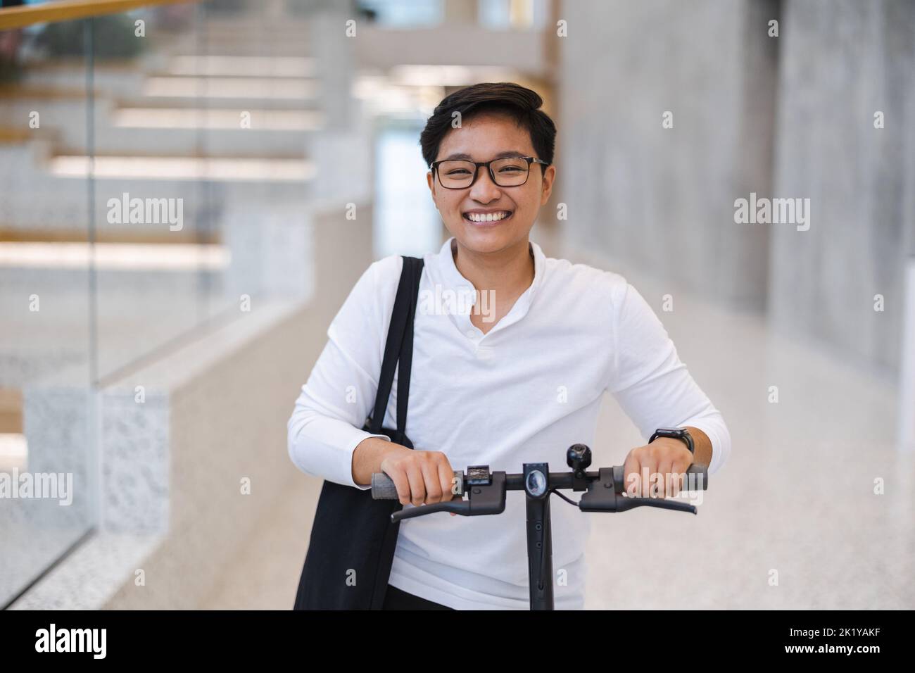 Jeune homme avec un scooter électrique Banque D'Images