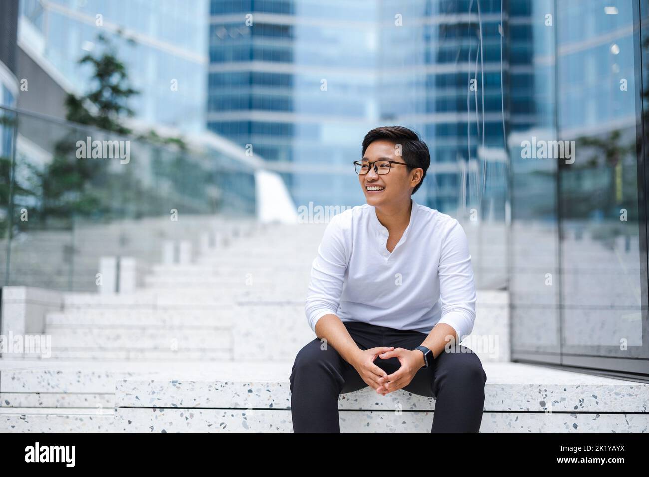 Portrait d'un jeune homme souriant dans la ville Banque D'Images