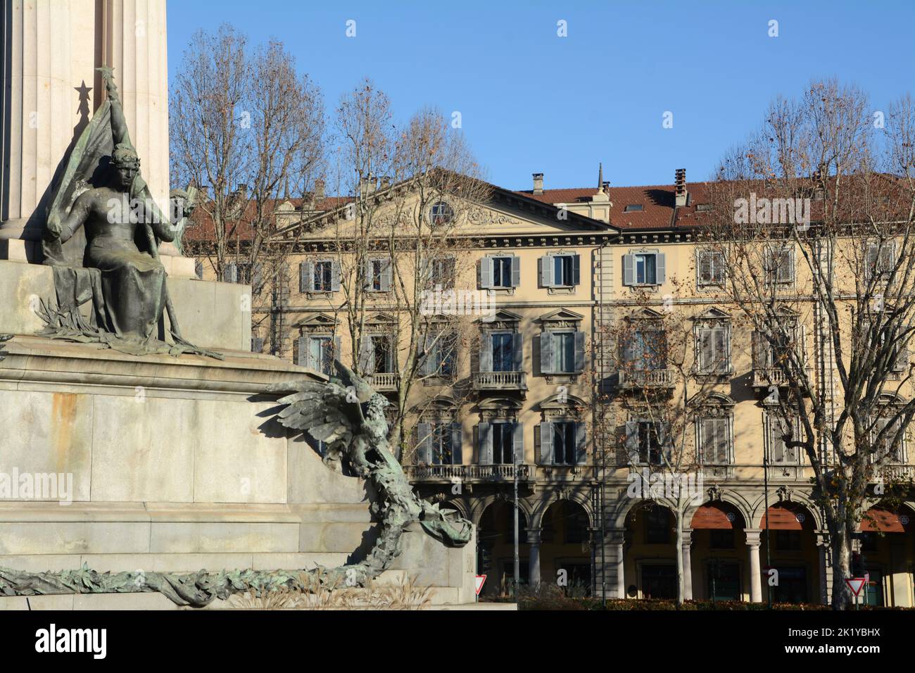 Élégants bâtiments historiques en hiver dans les avenues bordées d'arbres du centre de Turin Banque D'Images