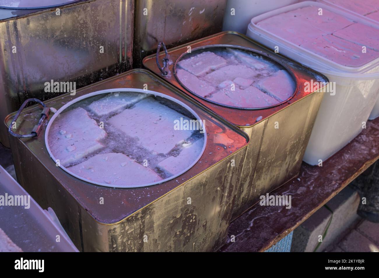 Fromages et produits laitiers en vente dans un stand du marché ouvert de la ville de Tetovo, dans le nord de la Macédoine. Articles frais à vendre dans des contenants et des boîtes. Banque D'Images