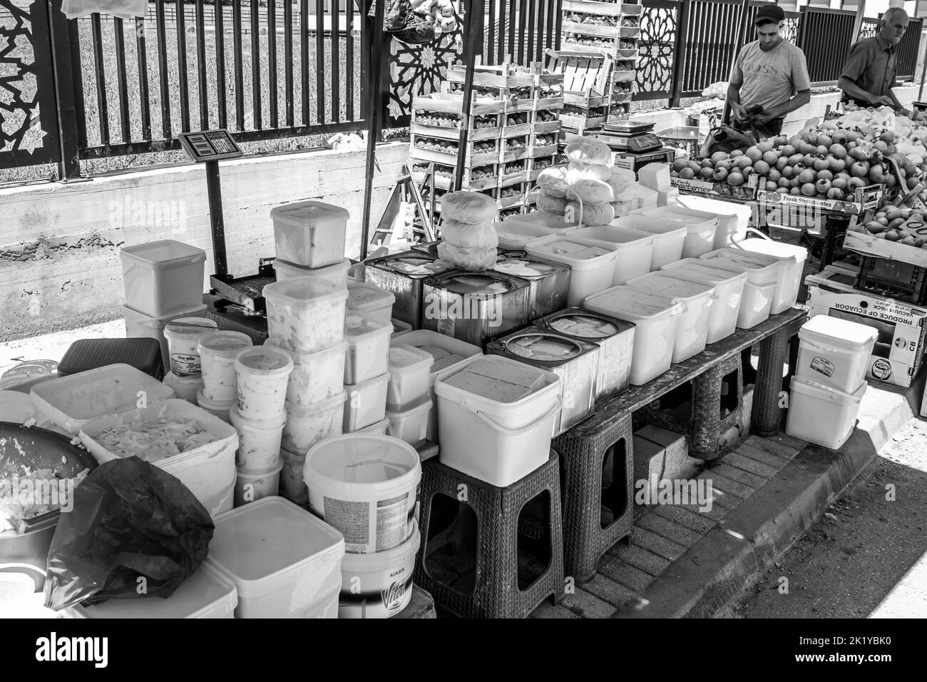Fromages et produits laitiers en vente dans un stand du marché ouvert de la ville de Tetovo, dans le nord de la Macédoine. Articles frais à vendre dans des contenants et des boîtes. Banque D'Images