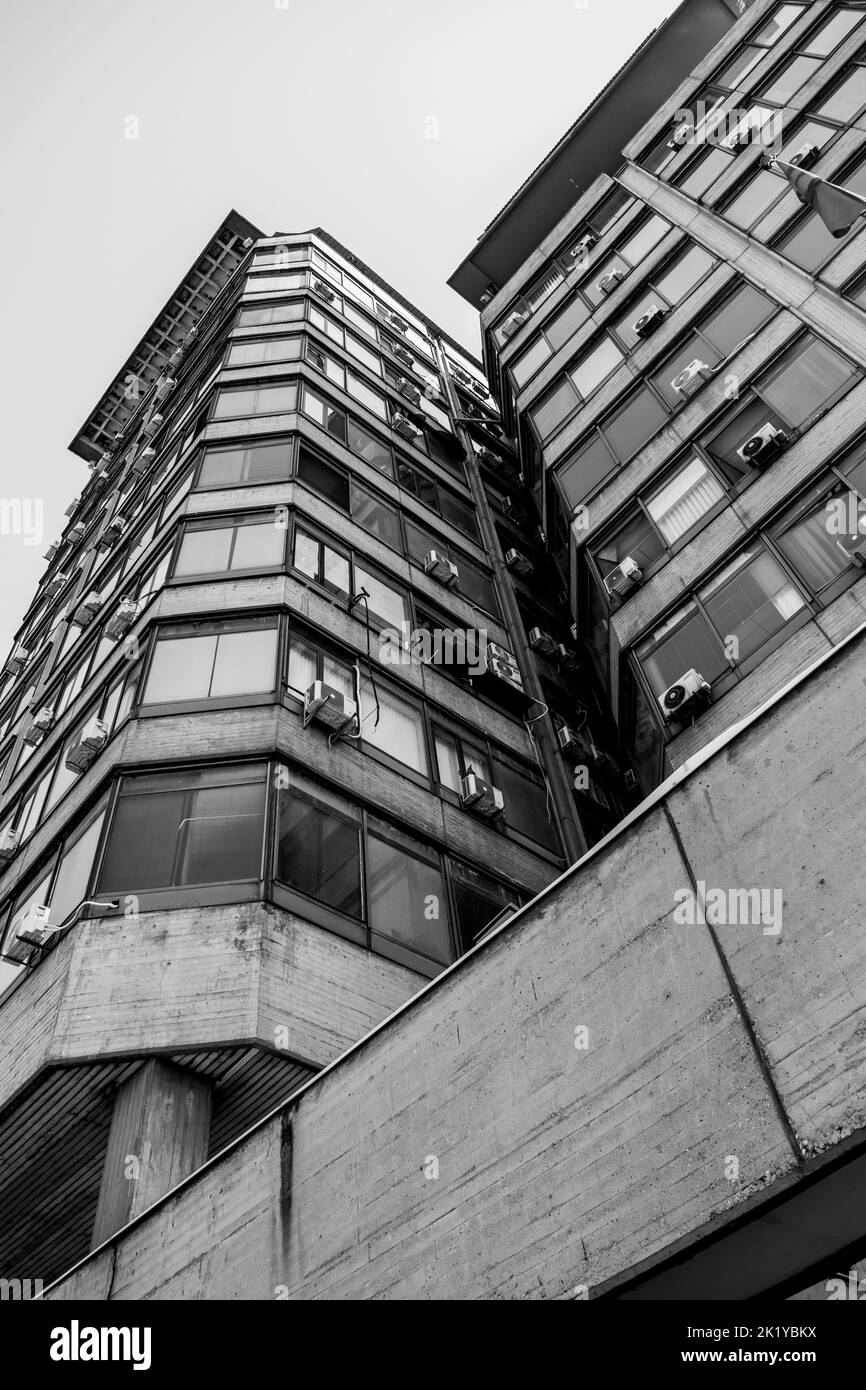 Une tour moderne de haute élévation dans la ville de Skopje, capitale de la Macédoine du Nord, ex-Yougoslavie. Bâtiment sombre et gris, immeuble. Banque D'Images