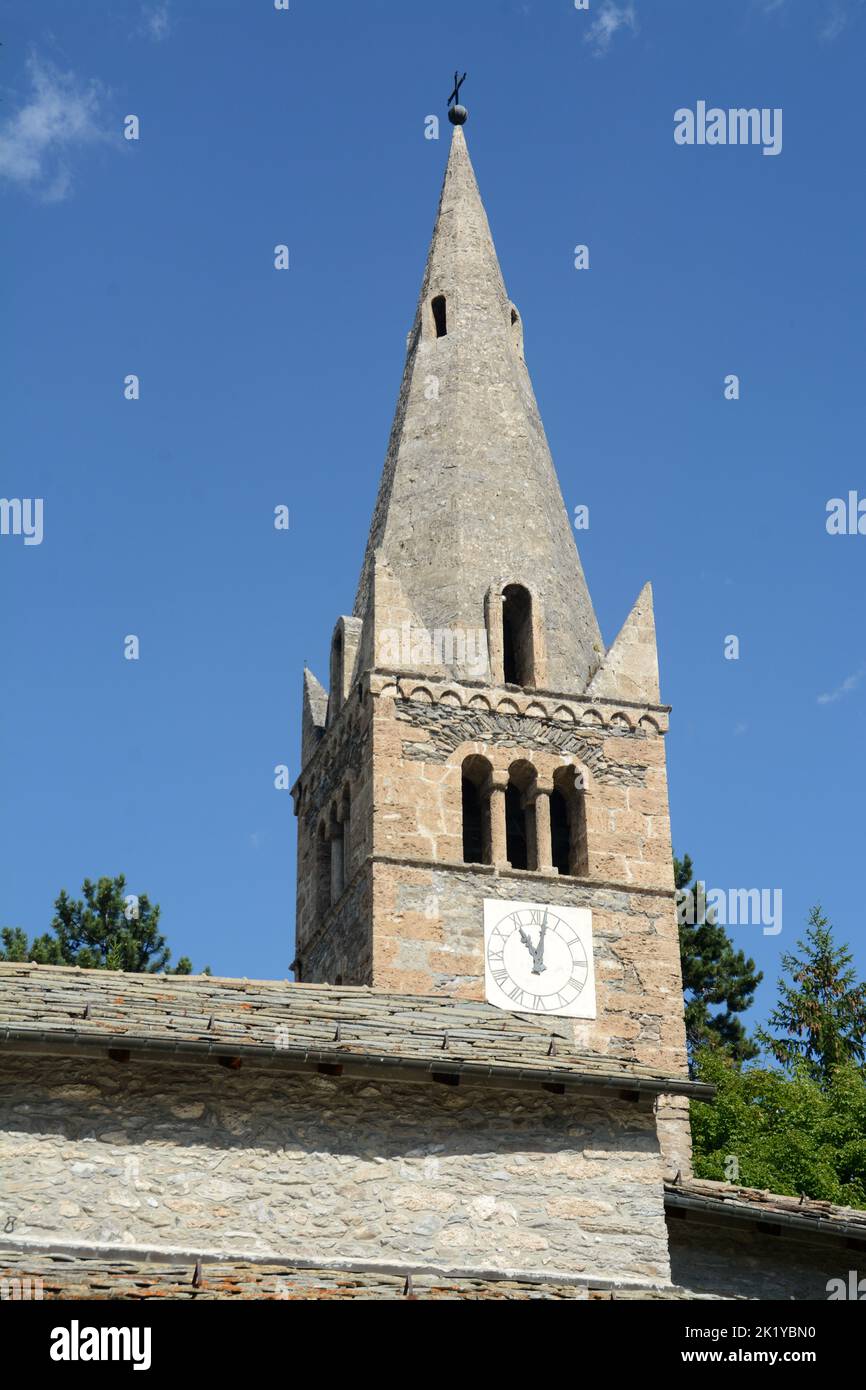 L'église romane de San Pietro Apostolo date du 13th siècle. Le clocher a un plan carré renforcé par les protubérances angulaires. Banque D'Images