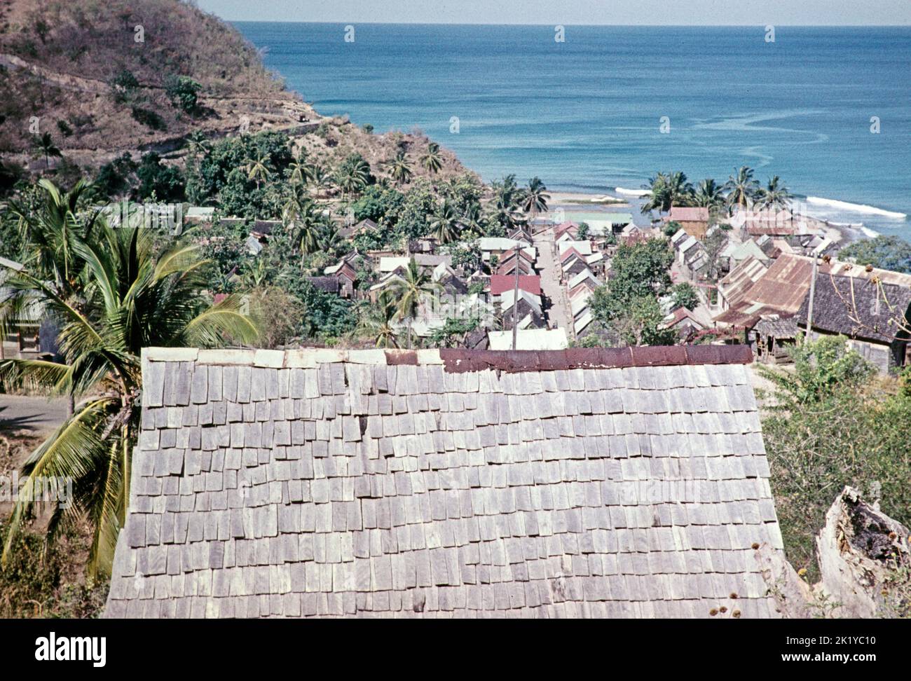 Toit de bardeaux en bois dans le village côtier de Canaries, Sainte-Lucie, Îles du vent, Antilles, 1962 Banque D'Images
