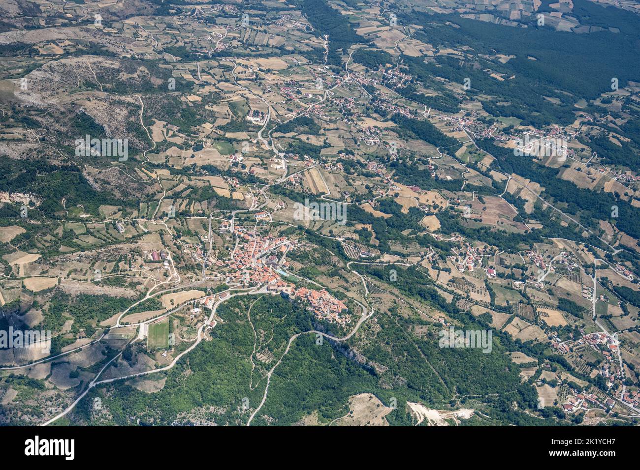Prise de vue aérienne, à partir d'un petit avion, du village de Macchiagodena, prise de vue en lumière d'été du nord, Isernia, Molise, Abruzzo, Italie Banque D'Images