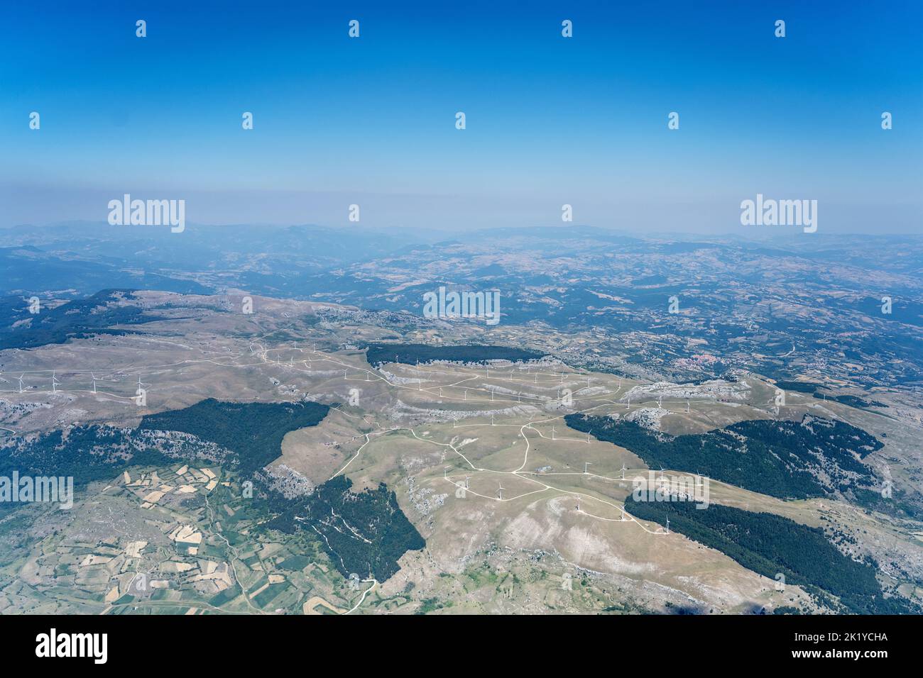 Prise de vue aérienne, à partir d'un petit avion, d'un grand parc éolien sur des collines arides près de Macchiagodena, prise de vue en lumière d'été lumineuse de l'ouest, Isernia, Molise, Abruzz Banque D'Images