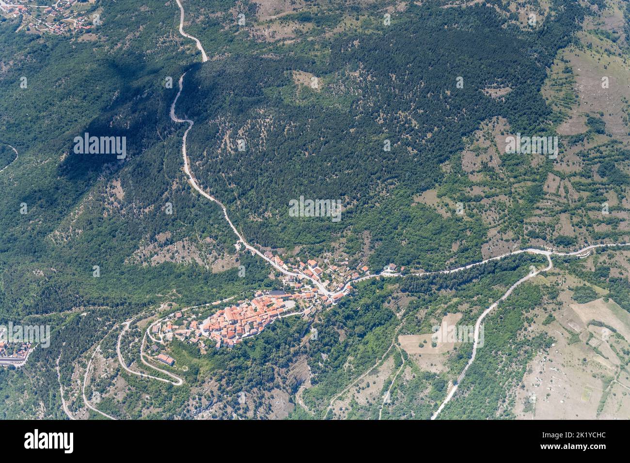 Prise de vue aérienne, à partir d'un petit avion, de S. Angelo dans le village de Grotte, prise de vue en lumière d'été lumineuse de l'est, Isernia, Molise, Abruzzo, Italie Banque D'Images