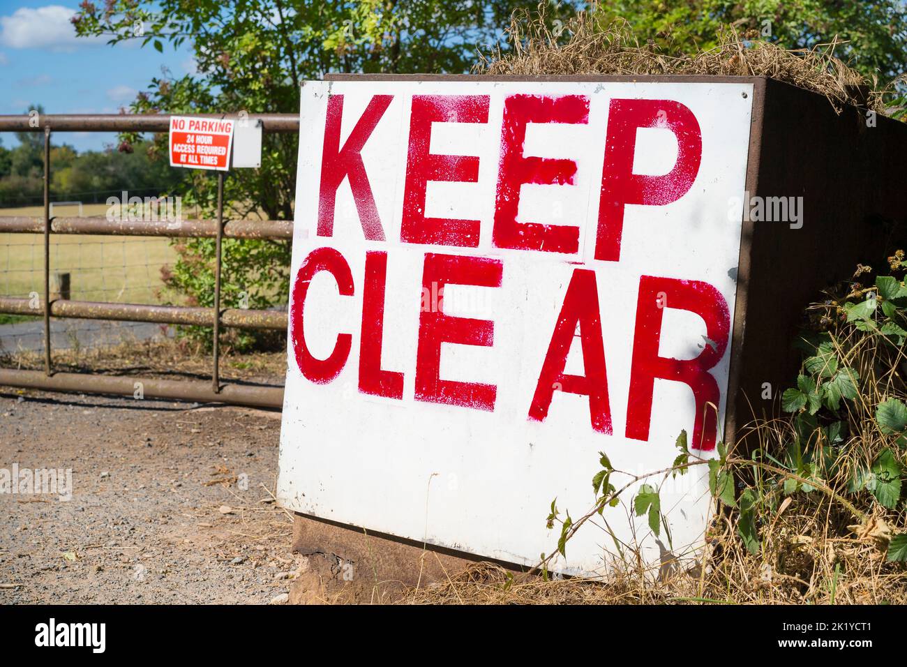 Grand panneau Keep Clear près d'une entrée fermée. Mise au point précise sur LA SIGNALISATION « KEEP CLEAR » Banque D'Images
