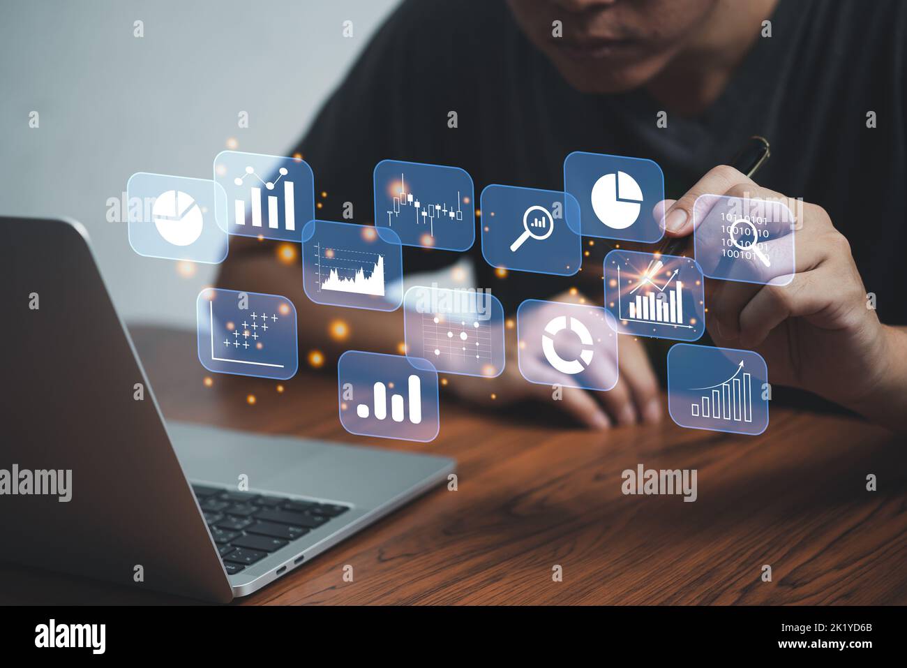 Analyse des Big Data concept d'entreprise BI Intelligence avec icônes graphiques et graphiques sur l'interface et homme d'affaires tenant le stylet en contact avec l'écran virtuel Banque D'Images