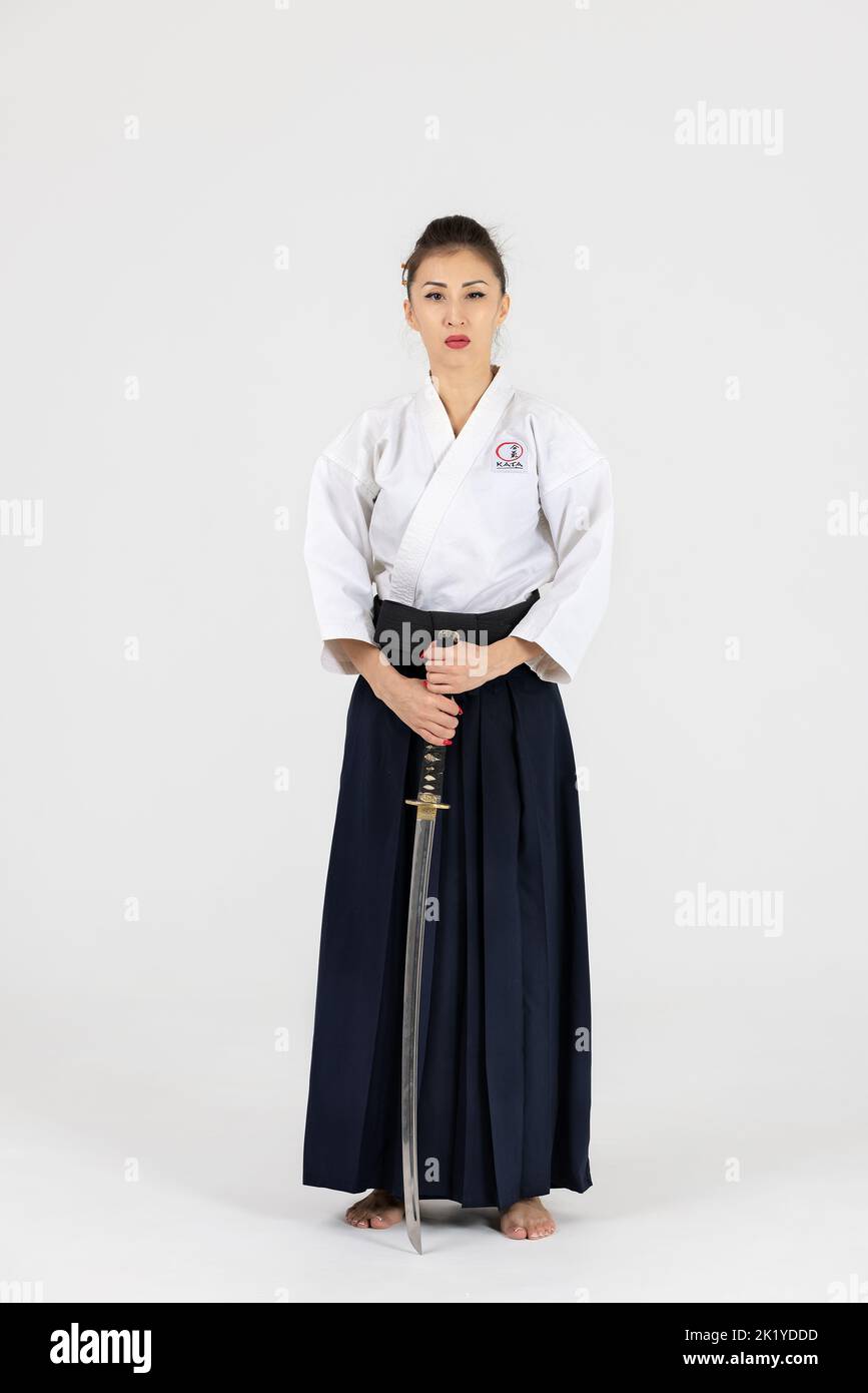 Aikido maître femme dans le kimono traditionnel samouraï hakama avec  ceinture noire avec épée, katana sur fond blanc. Mode de vie sain et  concept sportif Photo Stock - Alamy