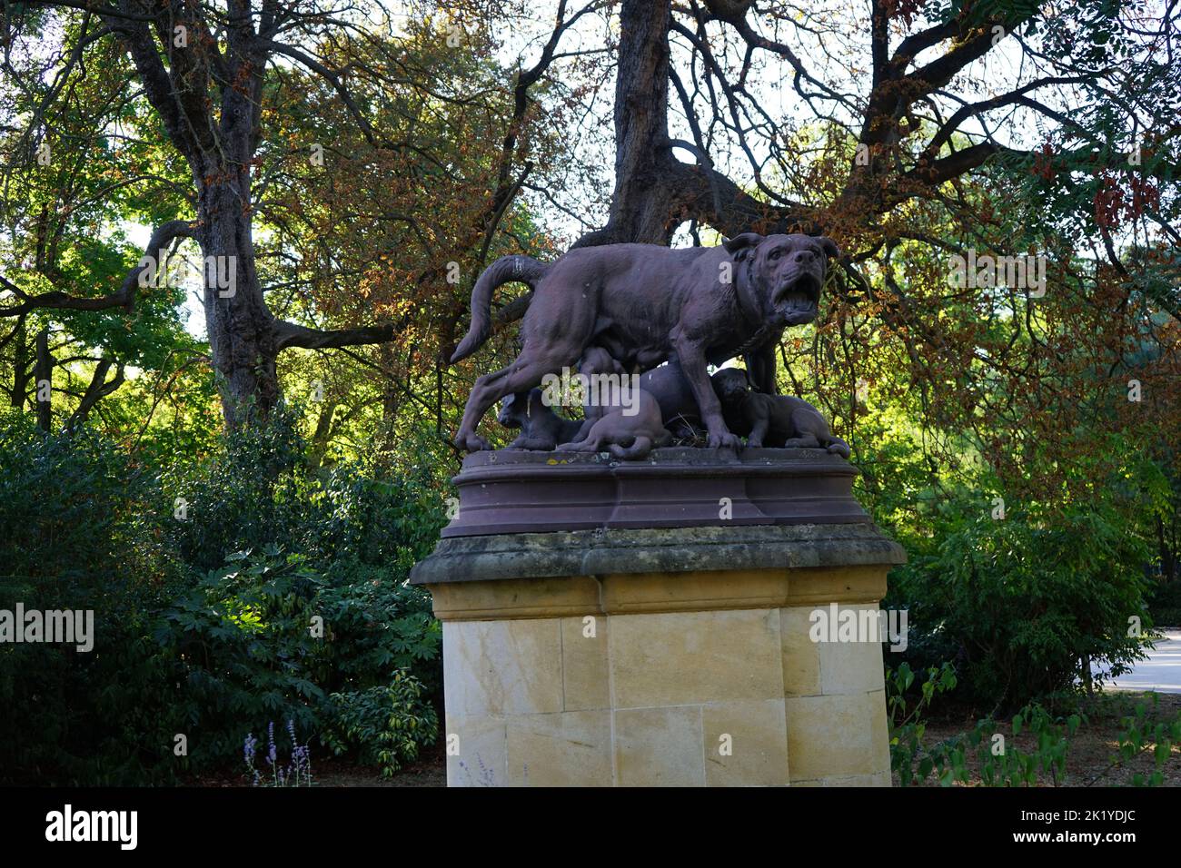 Statue représentant une maman chien protégée sa petite portée. Photo de voyage dans le sud de la France (Toulouse) Banque D'Images
