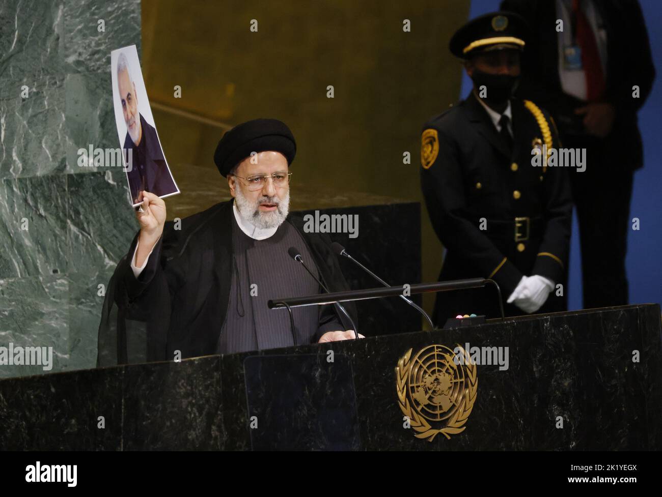 New York, États-Unis. 21st septembre 2022. Le Président de la République islamique d'Iran Seyyed Ebrahim Raisi tient une photo du général de division Qassim Suleimani, commandant de la Garde révolutionnaire iranienne, Lors de la session de 77th de l'Assemblée générale des Nations Unies, il s'exprime dans la salle de l'Assemblée générale des Nations Unies, au siège des Nations Unies à New York, mercredi, à 21 septembre 2022. Suleimani a été tué par un tir de drone américain à Bagdad en 2020. Photo de John Angelillo/UPI crédit: UPI/Alay Live News Banque D'Images