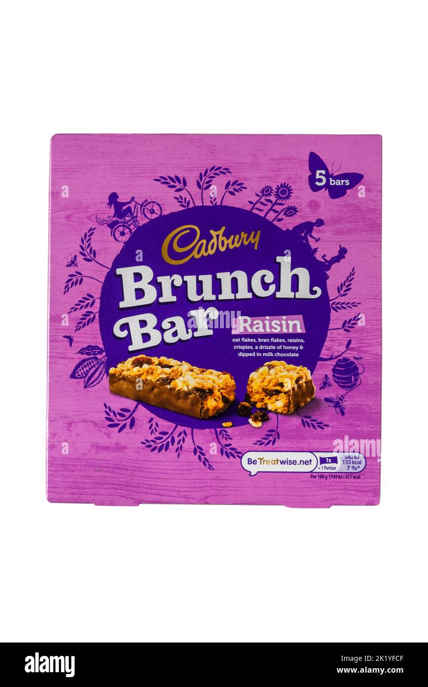 Boîte de Cadbury Brunch Bar Raisin isolée sur fond blanc Banque D'Images