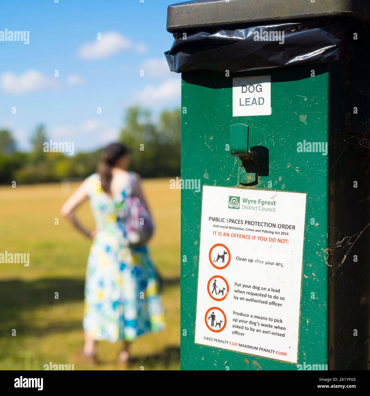 Ordonnance de protection des espaces publics émise par le conseil du district forestier de Wyre coincée dans une poubelle à déchets pour chiens dans un parc public. Instructions aux propriétaires de chiens. Banque D'Images