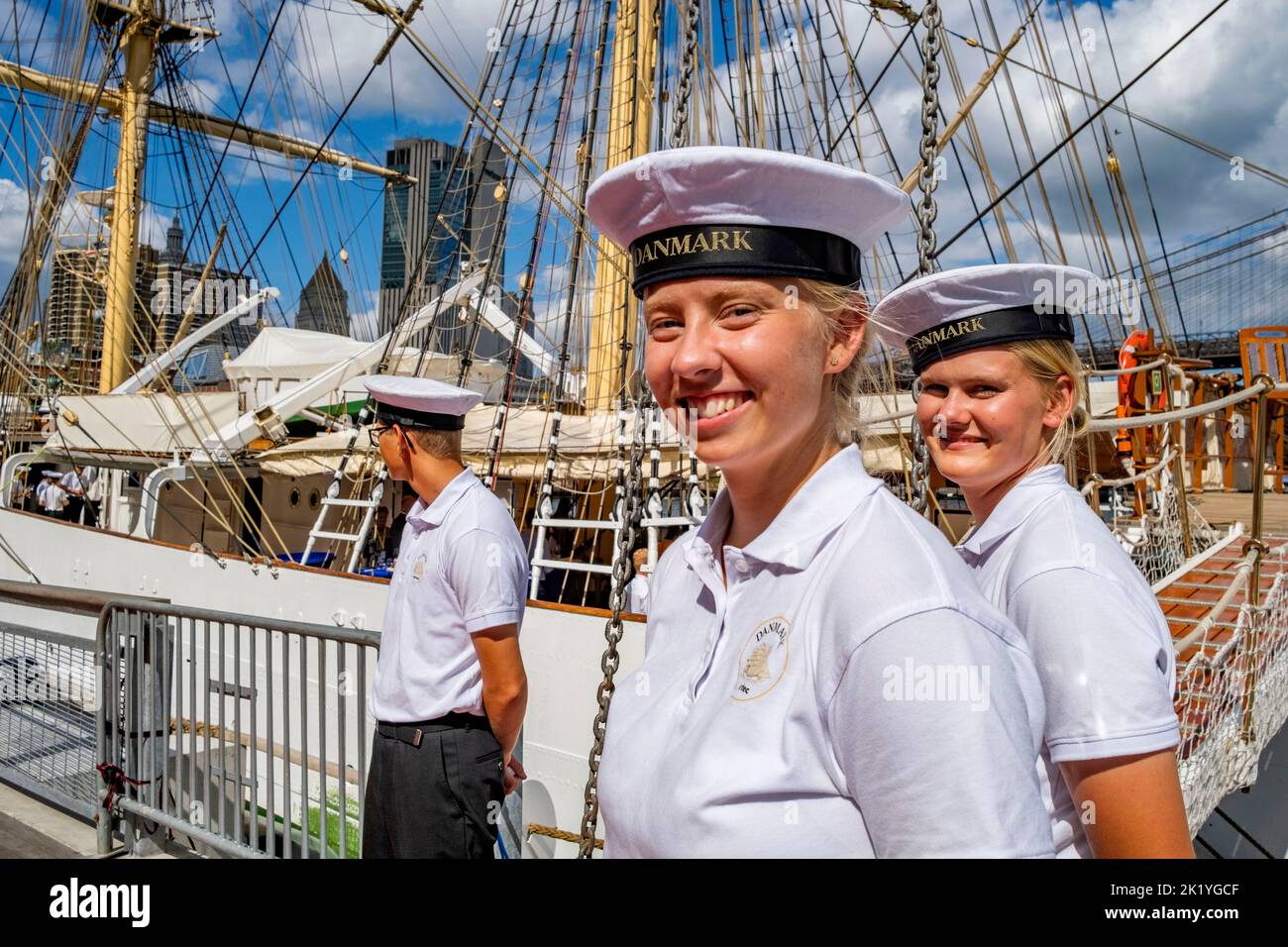 New York, New York, États-Unis. 20th septembre 2022. Grand navire à trucage intégrale appartenant à l'Autorité maritime danoise, formant des cadets en matelots de base. Transportant un équipage de 15 et 80 cadets, le voilier d'époque 1933 a visité New York Berthing à l'embarcadère 17 du South Sea Seaport, en face du pont de Brooklyn. Le voilier à trois coques en acier maté prépare les jeunes de 17-23 ans à une carrière dans la marine marchande. (Image de crédit : © Milo Hess/ZUMA Press Wire) Banque D'Images