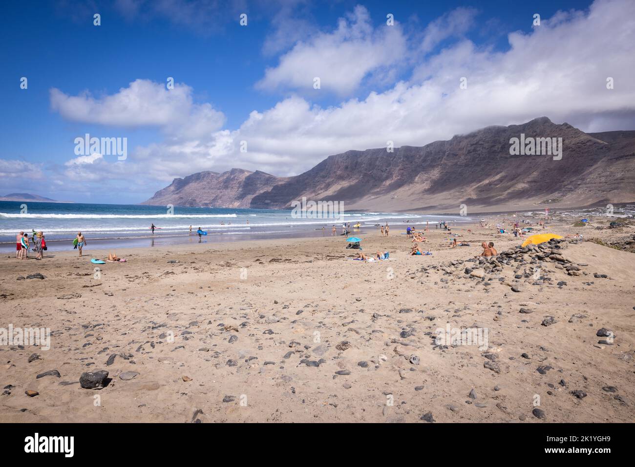 Lanzarote, ESPAGNE - 14 septembre 2022: Plage de Famara sur l'île de Lanzarote, Espagne. Les personnes se baignant sur la plage. Dans les surfeurs d'eau. Banque D'Images