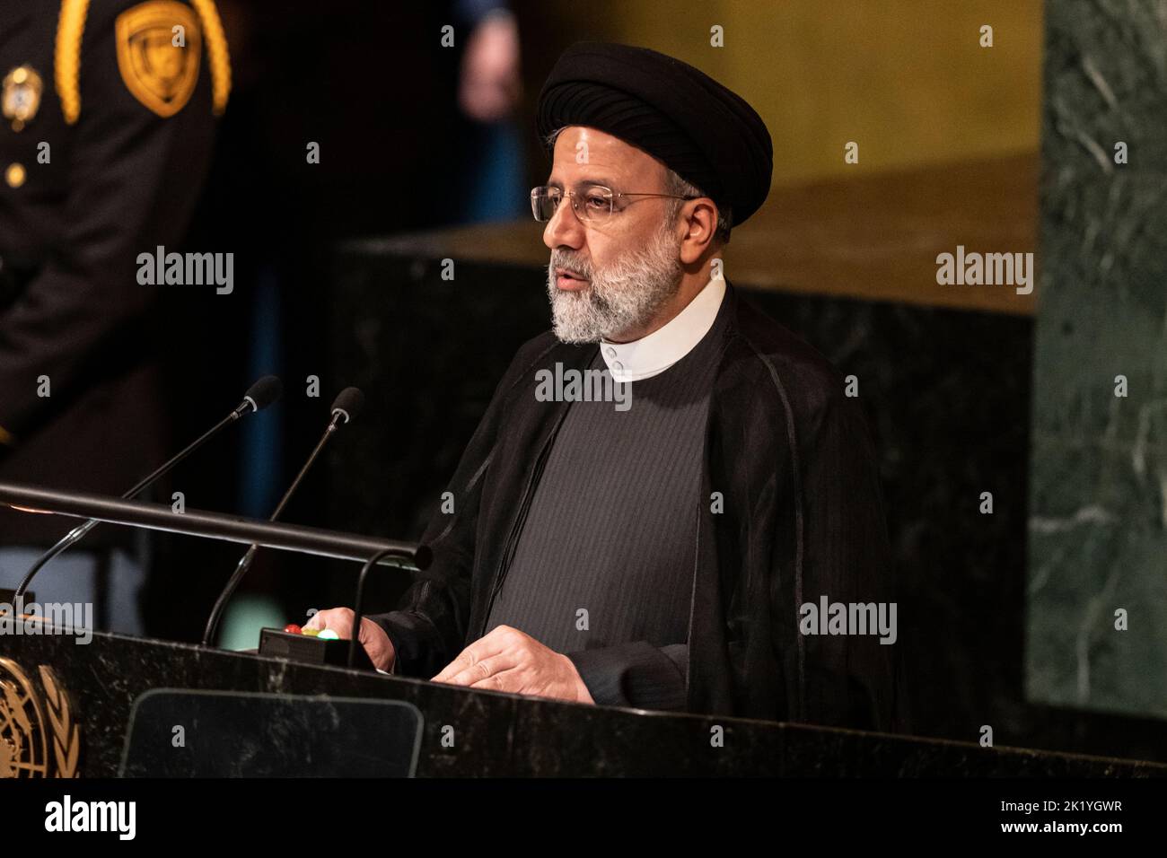 New York, NY - 21 septembre 2022: Seyyed Ebrahim Raisi, Président de la République islamique d'Iran, s'exprime à l'Assemblée générale des Nations Unies de 77th au siège de l'ONU Banque D'Images