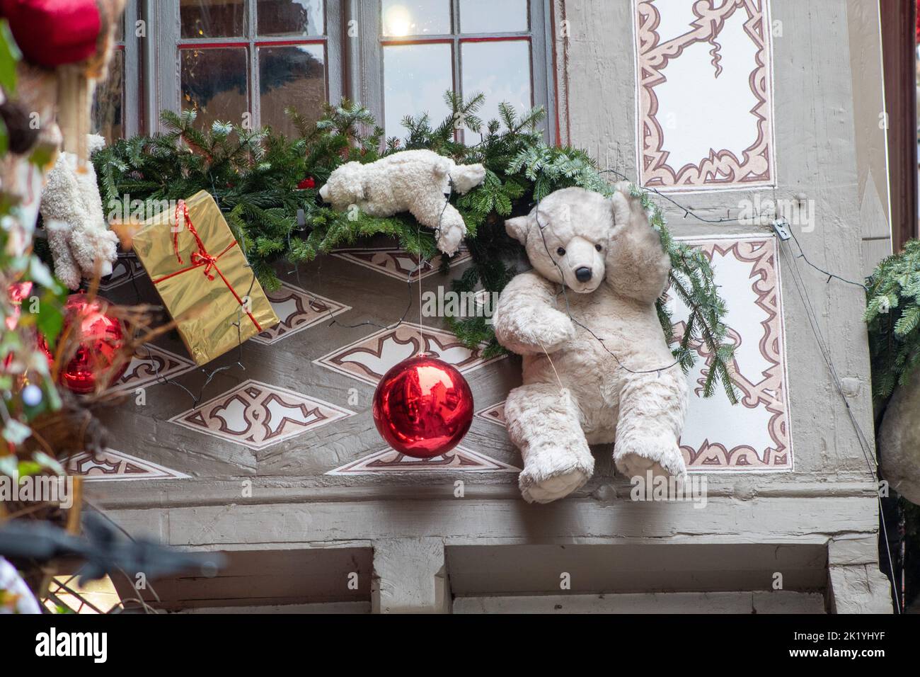 Ours en peluche et décorations de Noël sur le mur, mise au point sélective, effet de bruit Banque D'Images