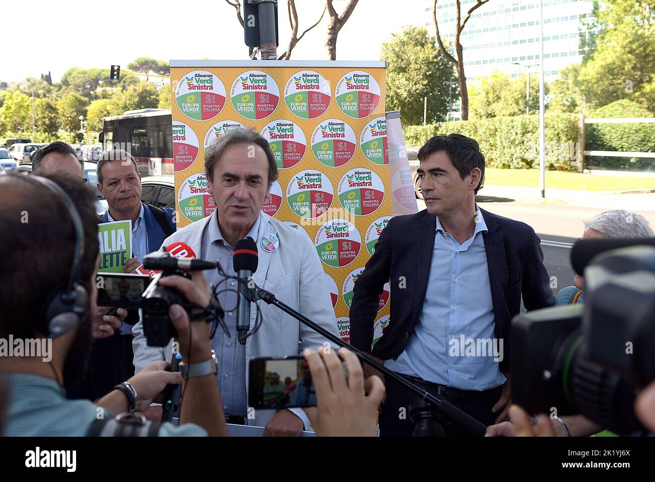 Rome, Italie, 21/09/2022, le porte-parole national d'Europa Verde, Angelo Bonelli (L) et le secrétaire national de Sinistra Italiana, Nicola Fratoianni (R), s'adresse à la presse lors de la manifestation. Le co-porte-parole national d'Europa Verde Angelo Bonelli et le secrétaire national de Sinistra Italiana, Nicola Fratoianni a organisé un sit-in au siège de la compagnie pétrolière ENI pour demander l'imposition des bénéfices supplémentaires dérivés de l'augmentation des coûts énergétiques.la question des bénéfices supplémentaires des compagnies énergétiques est au centre des campagnes électorales pour les élections générales de 25 Sept Banque D'Images