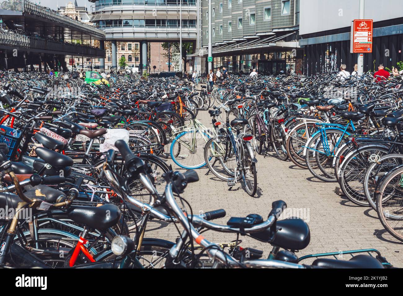 Le parking pour vélos en face de la gare centrale d'Amsterdam. Banque D'Images