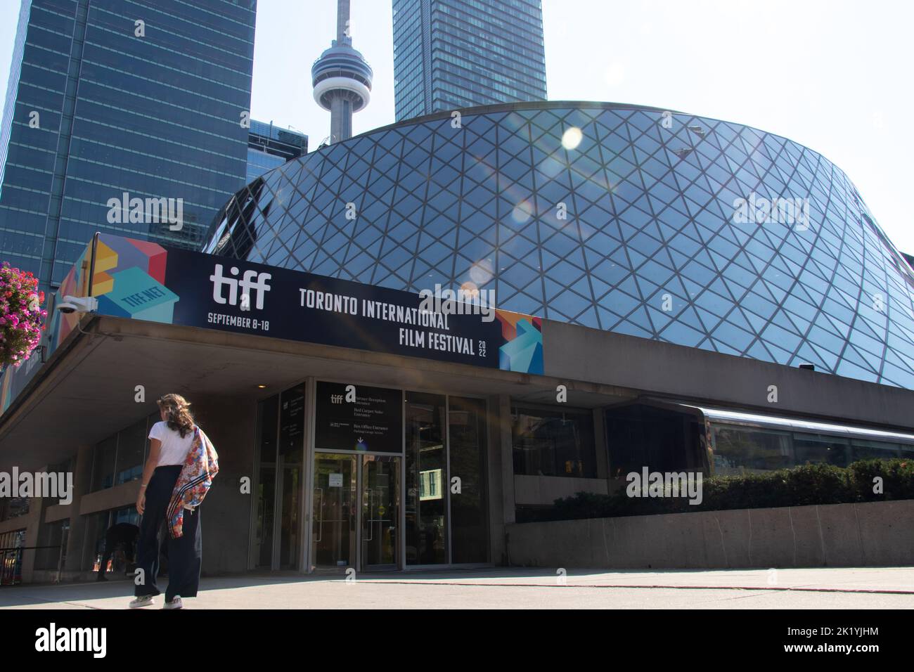 Le soleil brille sur le Roy Thomson Hall pendant le festival annuel du film TIFF; le TIFF est un festival de film international populaire organisé à Toronto. Banque D'Images