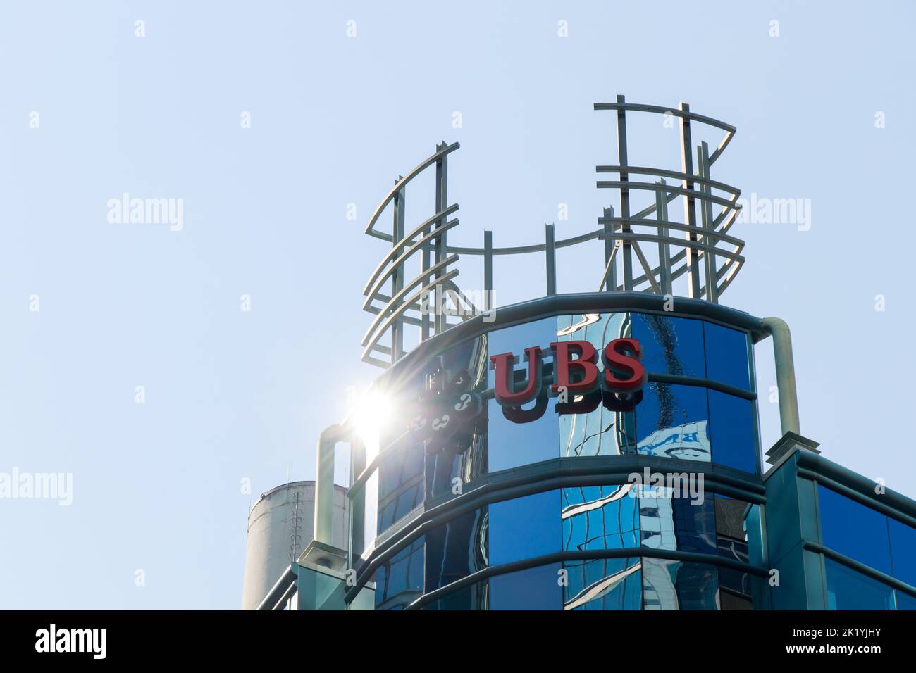 Le soleil brille d'un logo UBS Bank au sommet de leur bureau du Canada au centre-ville de Toronto; UBS est une société bancaire mondiale suisse. Banque D'Images