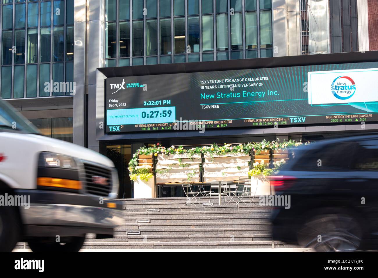 À la base d'un bureau de la TMX (Bourse de Toronto) au centre-ville de Toronto, on voit un grand ticker numérique à la base de l'immeuble. Banque D'Images