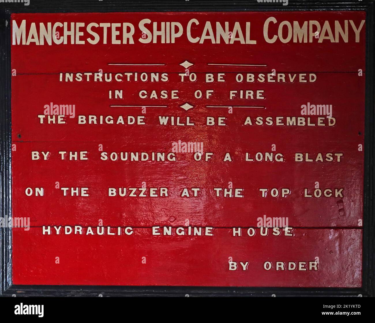 Panneau historique rouge, MSCC, Manchester Ship Canal Company, instructions pour l'incendie Banque D'Images