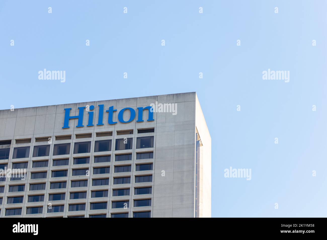 Le logo Hilton est situé au sommet d'un édifice du centre-ville de Toronto, vu par temps clair et ensoleillé. Banque D'Images