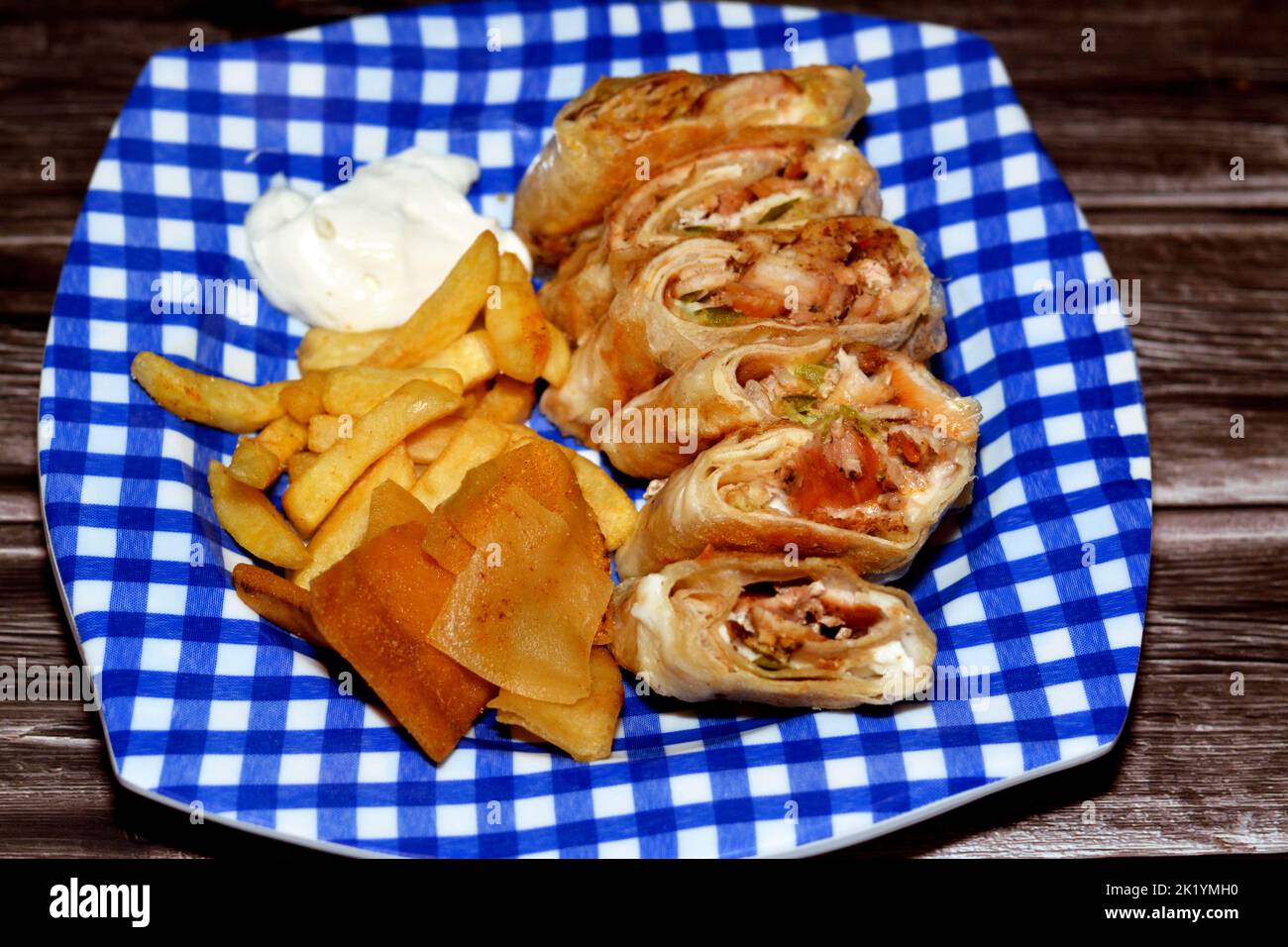 Recette syrienne cuisine fond, une assiette de morceaux de poulet shawerma ou châlama tortilla avec oignon, tomate, laitue et sauce à l'ail dans Syri Banque D'Images