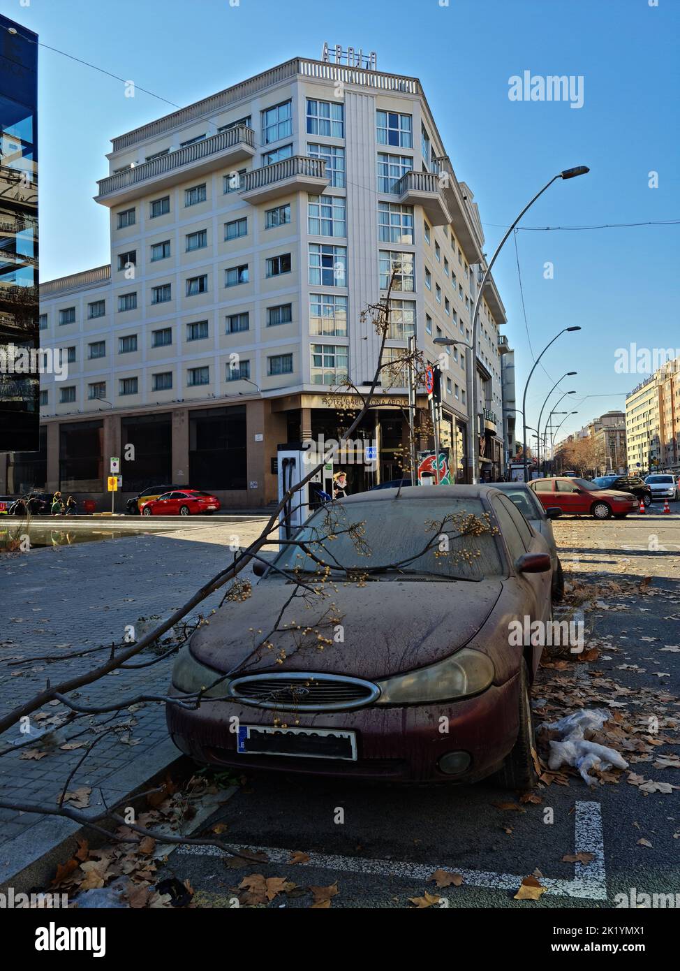 Abandonné, voiture, rue, bâtiments, succursale, feuillage. Banque D'Images