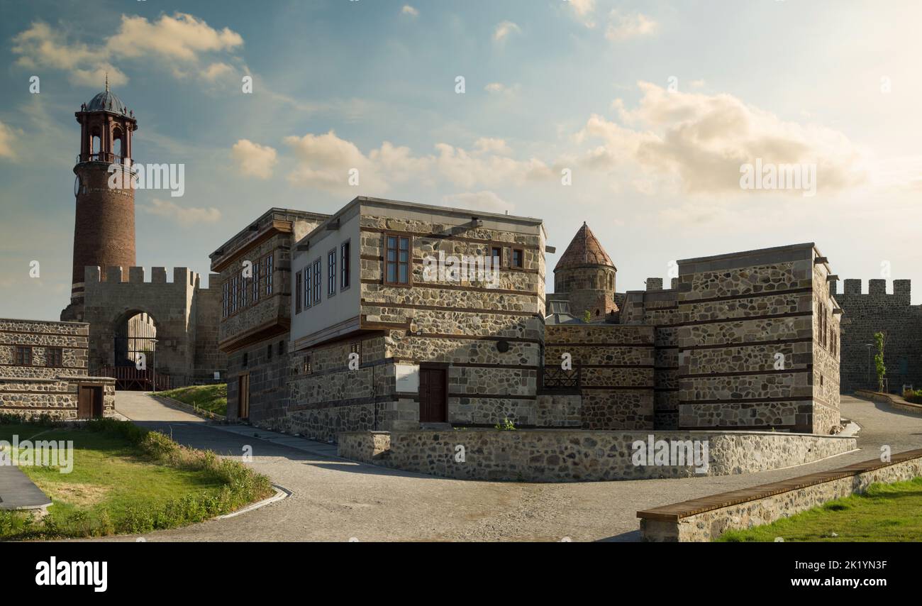 Erzurum, Turquie, 26.06.2021 ; Tour de l'horloge d'Erzurum et maisons au lever du soleil. Destinations de voyage en Turquie. Anatolie orientale, Turquie Banque D'Images