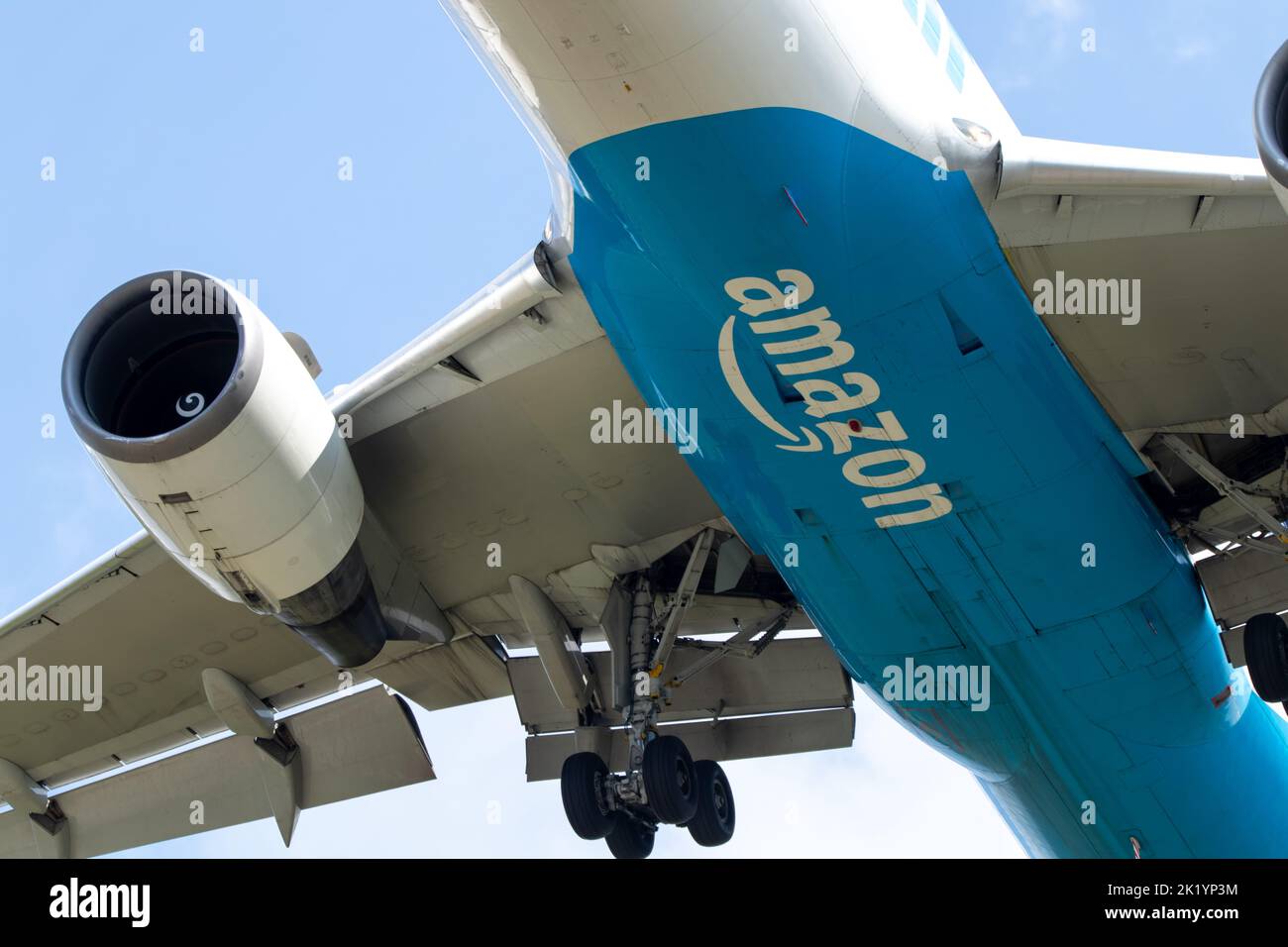 Le logo Amazon au bas d'un Boeing 767 Prime Air lors d'un atterrissage par temps clair et ensoleillé. Banque D'Images