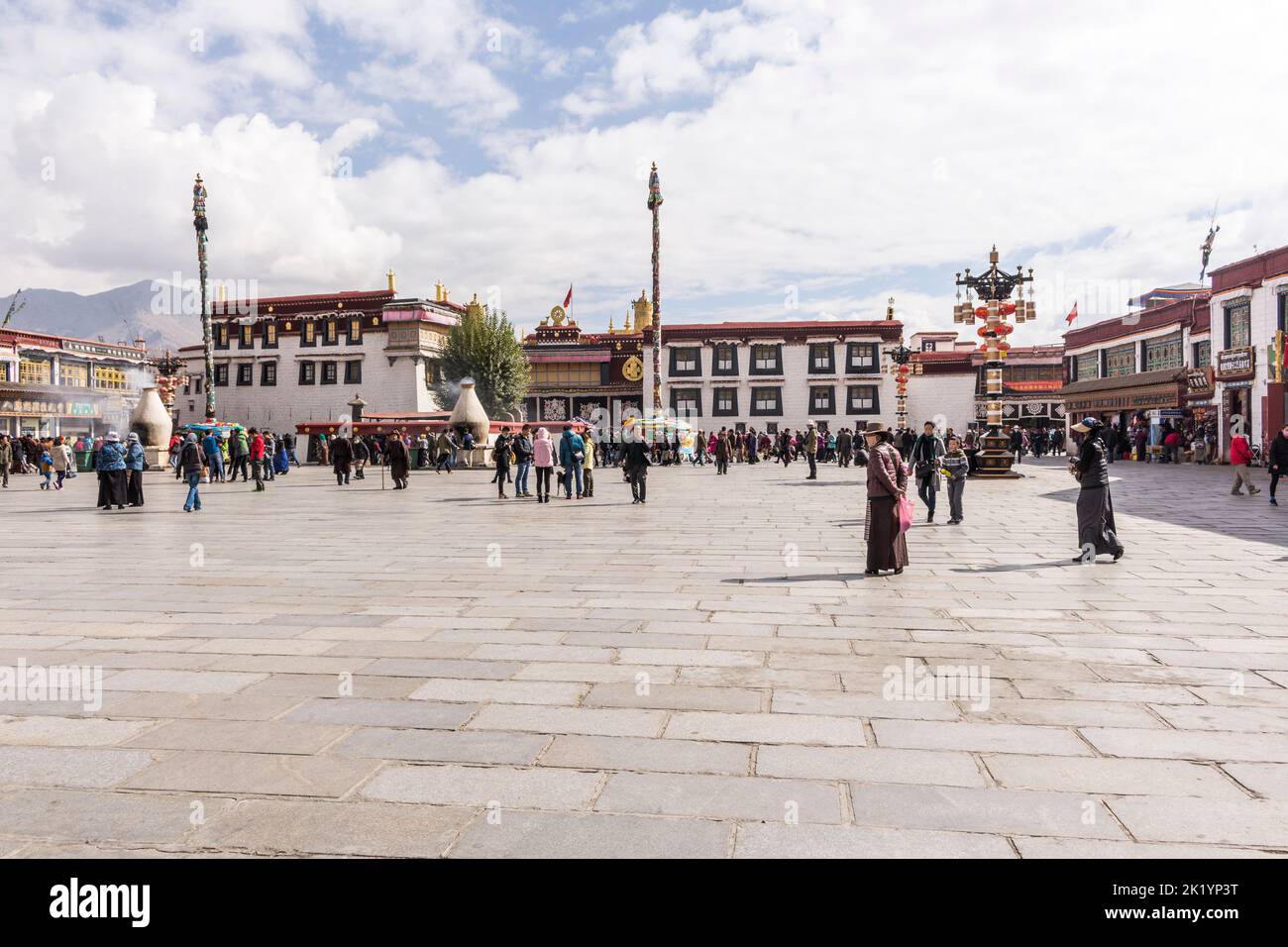 Les pèlerins bouddhistes tibétains entreprennent le Kora dans le sens des aiguilles d'une montre de contournement autour de la place Barkhor, du temple de Jokhang, Lhassa Tibet, Chine Banque D'Images