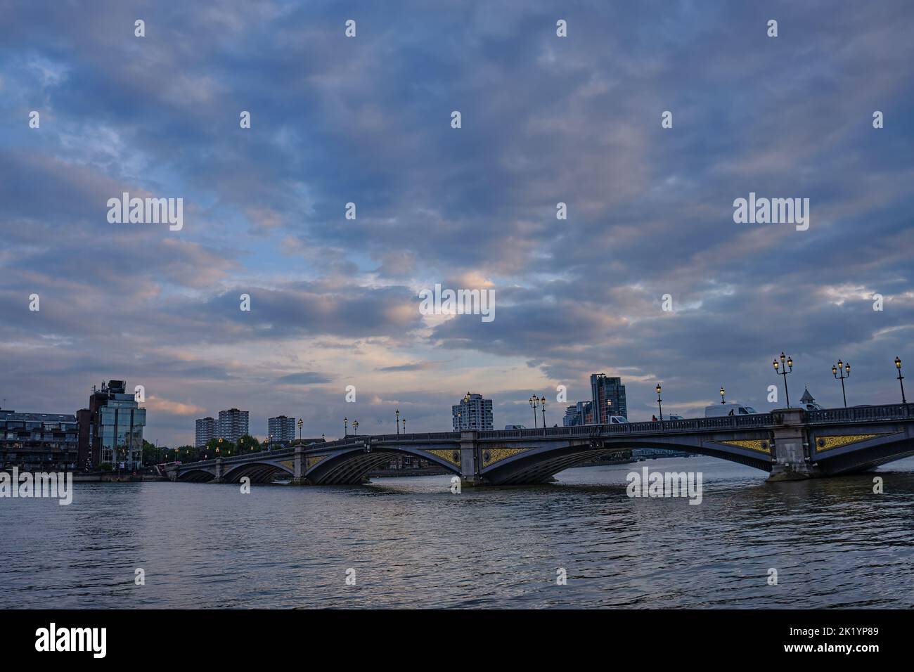 Vue sur Battersea Bridge depuis le côté nord de la Tamise à Londres au crépuscule Banque D'Images