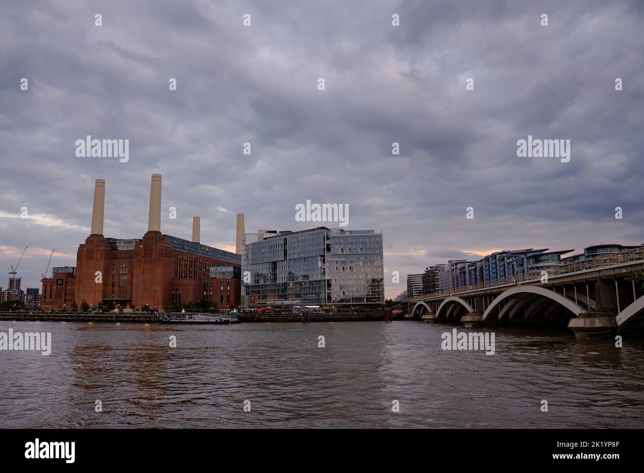 Vue sur la centrale électrique de Battersea depuis le côté nord de la Tamise à Londres au crépuscule Banque D'Images