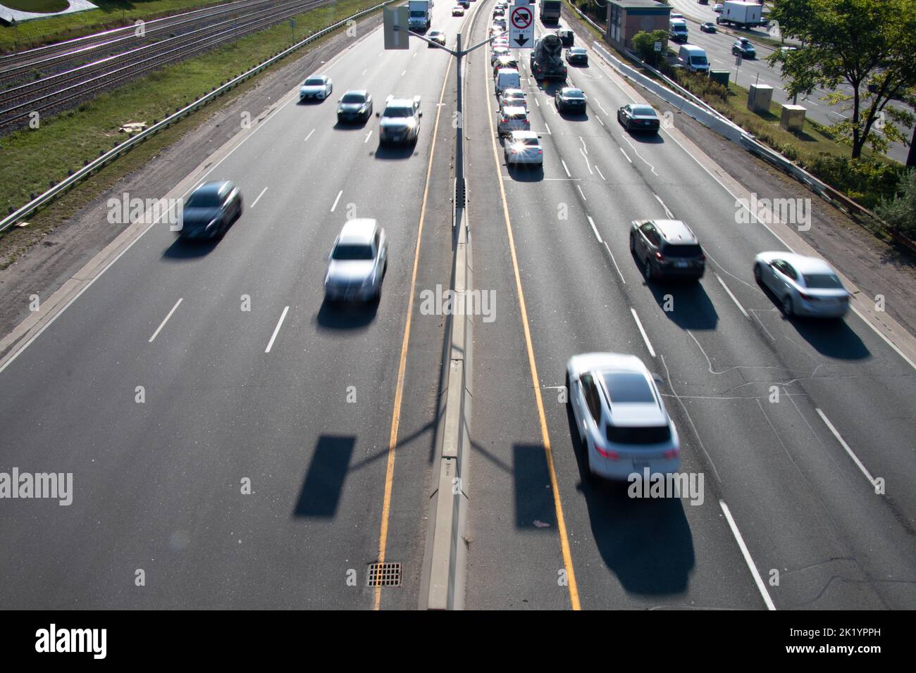La circulation est brouillée sur une autoroute à plusieurs voies très fréquentée le matin, sous le soleil. Banque D'Images