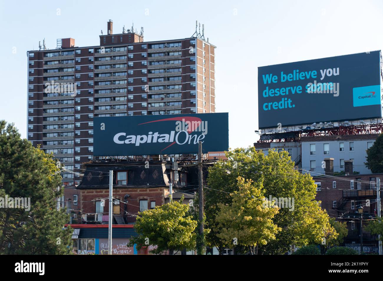 Capital un des panneaux publicitaires de carte de crédit sont vus dans le centre-ville de Toronto par une journée claire et ensoleillée. Banque D'Images