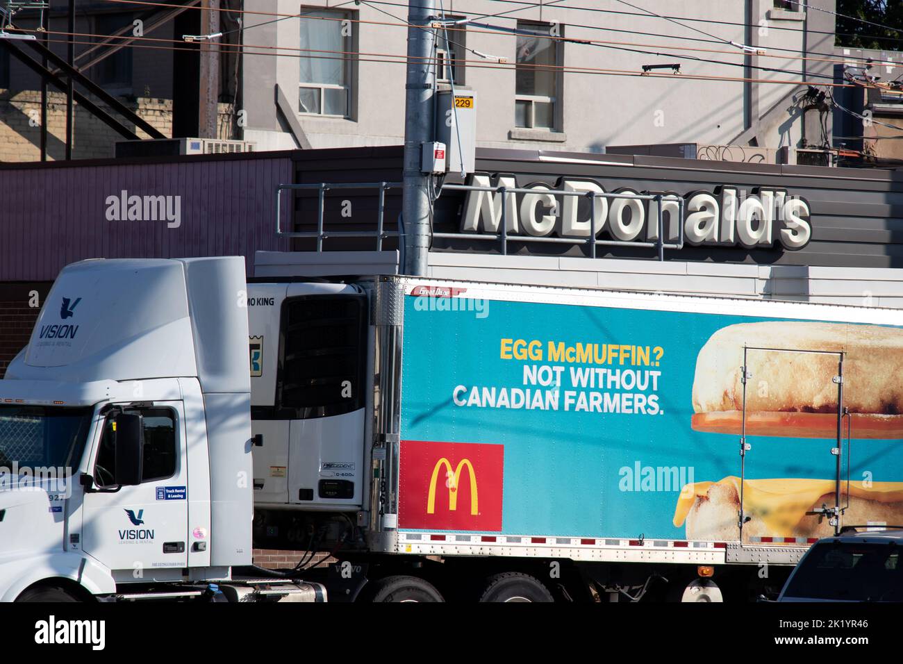 Un camion de transport d'approvisionnement McDonald's est stationné devant un magasin de restauration rapide McDonald's de Toronto. Banque D'Images