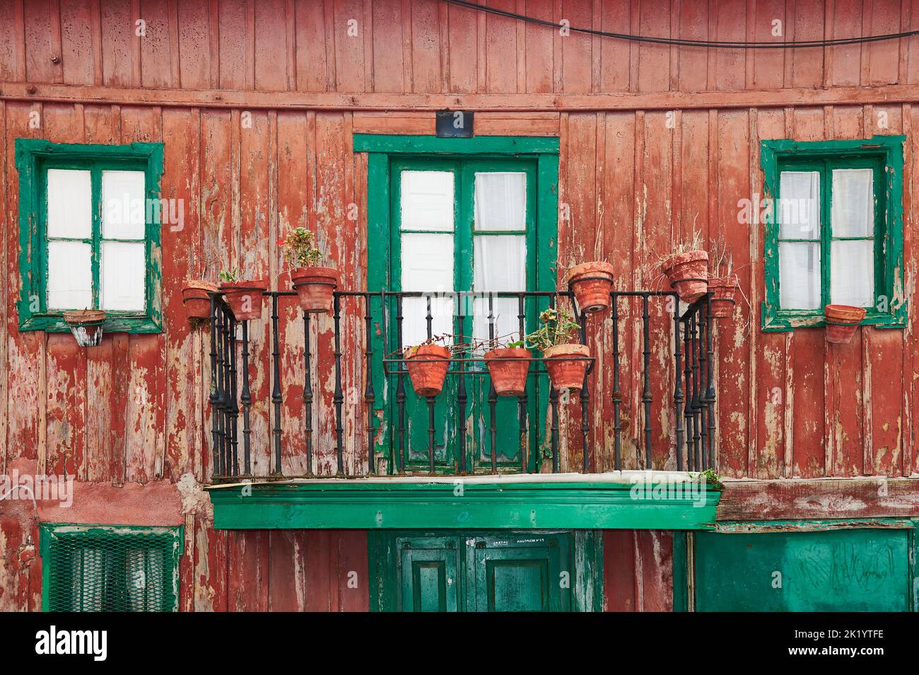 Détail de l'ancienne maison en bois dans les couleurs rouge et vert Banque D'Images