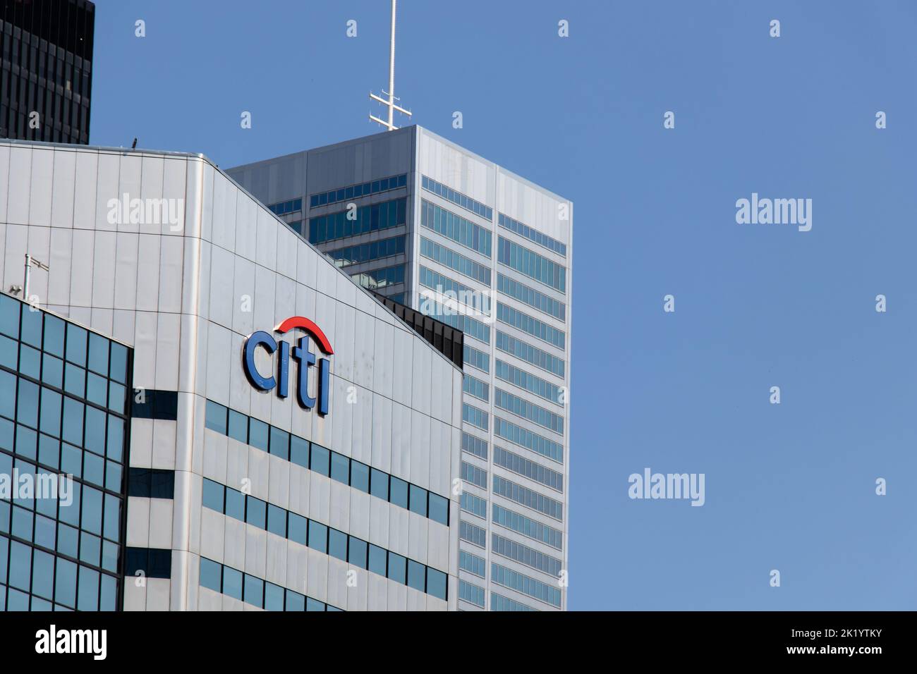 La banque Citi, logo Citigroup au sommet d'un immeuble de bureaux au centre-ville de Toronto, vu par un ciel bleu et clair. Banque D'Images