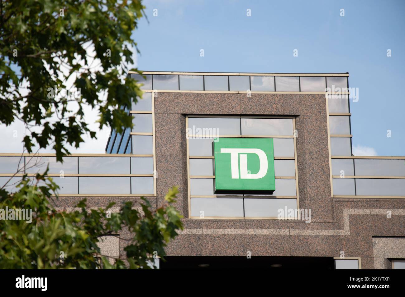 Le logo de la Banque TD, Banque Toronto-Dominion, est visible sur une affiche située au sommet d'une succursale bancaire pendant la journée. Banque D'Images